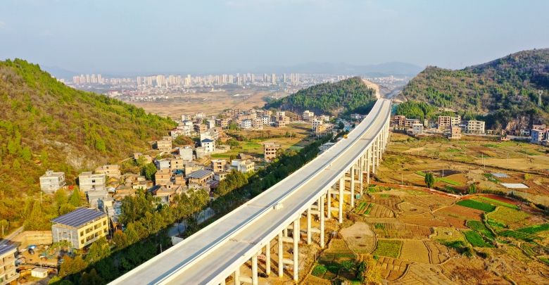 桂新高速主線全幅貫通